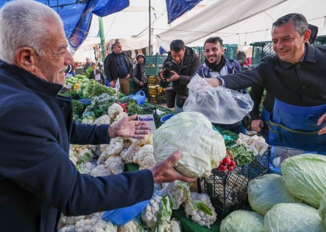 Özgür Özel pazarda lahana sattı