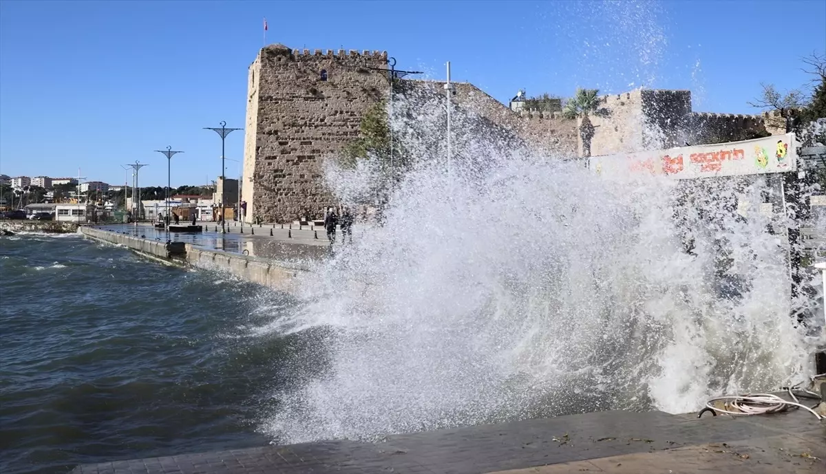 Sinop’ta Fırtına: Dalgalar Yükseldi